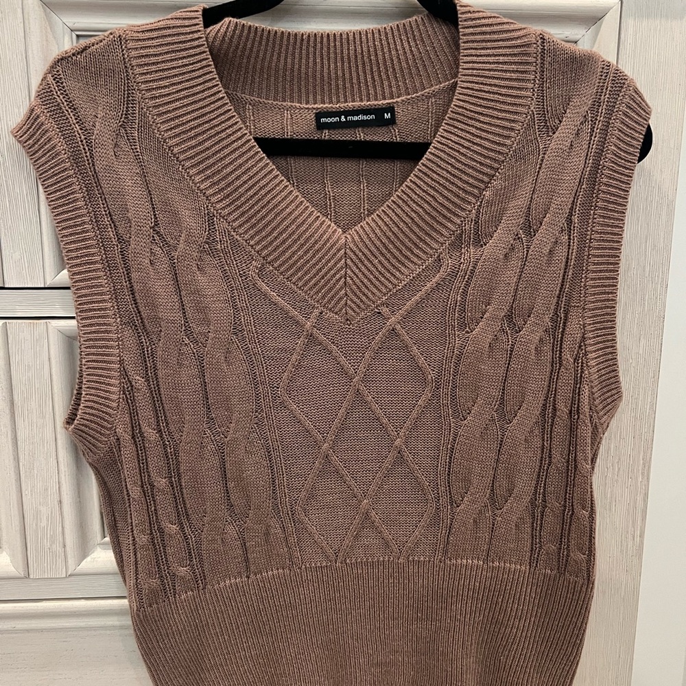 Moon & Madison Women's Brown Sweater Vest